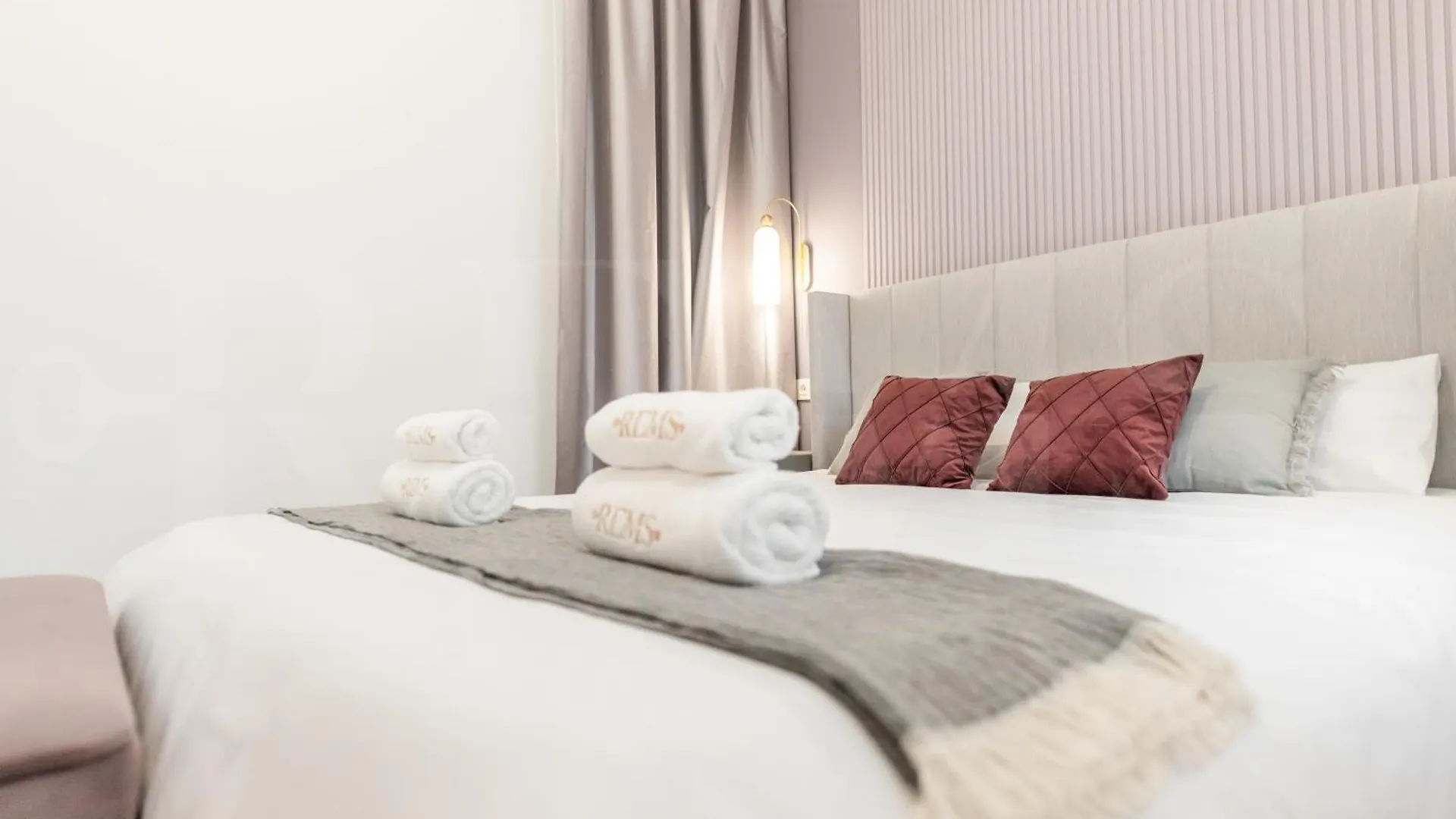 Sophisticated Modern Apartment Center By Rems Málaga